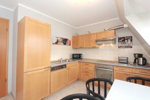 Køleskab, mikrobølgeovn, opvaskemaskine, kaffe-/temaskine