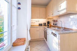 Køleskab, ovn, kaffe-/temaskine, elkedel