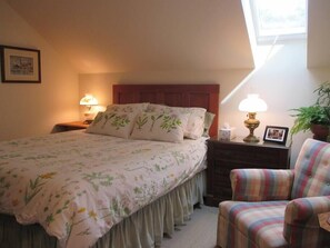 A bedroom with a bed, two bedside tables, a chair, and a window. - Ithaca Urban Retreat II / Mid-term rental 30 days + only (Ithaca)