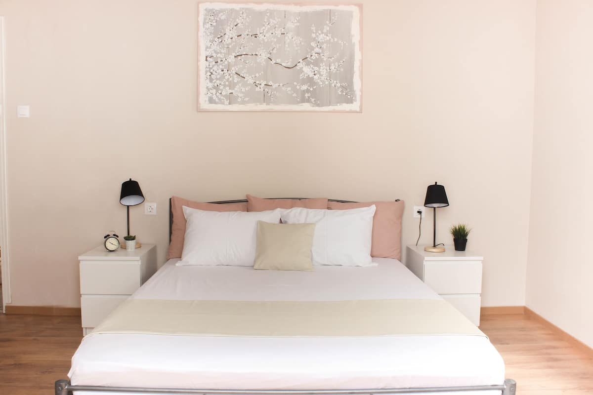 House | Blackout drapes, iron/ironing board, WiFi (free), bed sheets