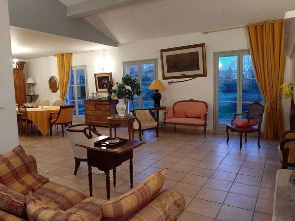 Smart TV, fireplace, DVD player, table football