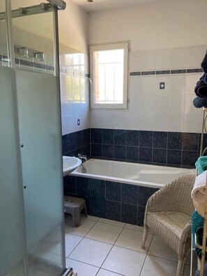 Badewanne, Haartrockner, Handtücher, Toilettenpapier