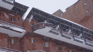 Blick vom Balkon auf die Pisten, Südlage