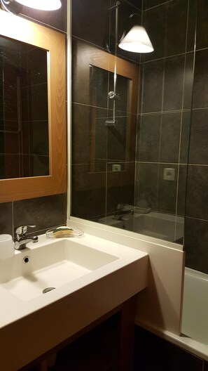 Bathroom - Magnificent apartment, Résidence Ours Blanc, is south facing (Huez)