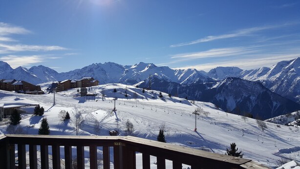 Eine verschneite Berglandschaft mit einem Skigebiet, einschließlich Seilbahnen und Gebäuden.