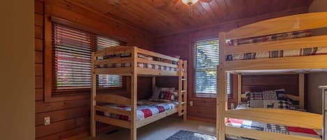 3 habitaciones, escritorio y tabla de planchar con plancha