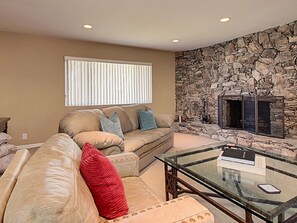 Smart TV, caminetto, lettore DVD, libri