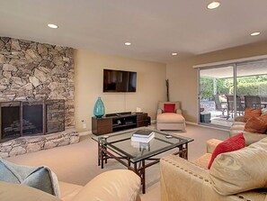 Smart TV, caminetto, lettore DVD, libri