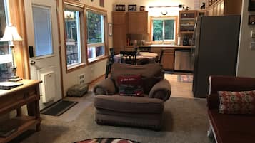 Smart TV, fireplace, books, stereo
