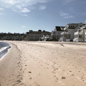 Una spiaggia nelle vicinanze, lettini da mare, teli da spiaggia