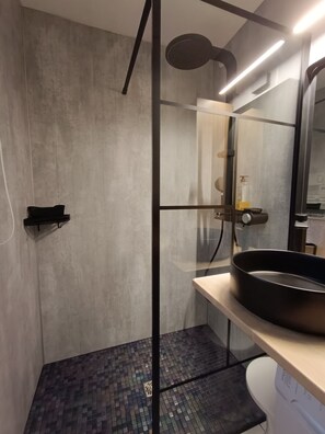 Combined shower/bathtub, hair dryer - "La Pomme de mer" seaside gîte, all comforts, 5 minutes from the beach (Saint-Gildas-De-Rhuys)