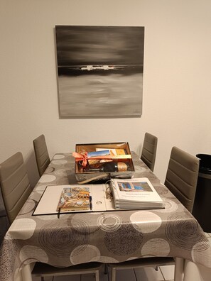Dining - "La Pomme de mer" seaside gîte, all comforts, 5 minutes from the beach (Saint-Gildas-De-Rhuys)