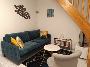 Smart TV, DVD player, ping pong, books