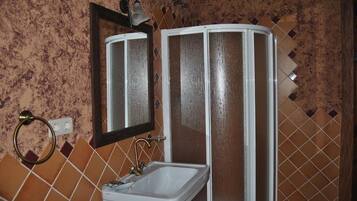 Habitación con 2 camas individuales, no fumadores | Baño | Ducha, artículos de higiene personal gratuitos y toallas