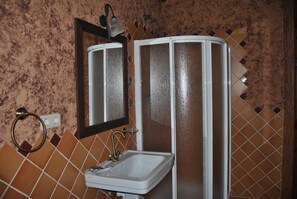 Twin Room, Non Smoking | Bathroom