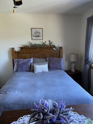 2 bedrooms, iron/ironing board, free WiFi, bed sheets - Views for Days Mountain Retreat.  License#6025  (Estes Park)