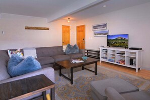 TV, fireplace, offices - Aspen at Outrun, Great renovated 3 BR, Hot tub (Crested Butte)