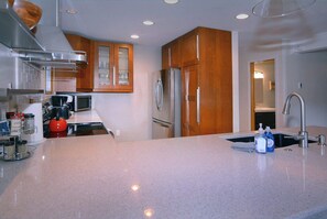 Wasserkocher mit Kaffee-/Teezubehör, Kühlschrank, Mikrowelle, Ofen
