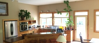 Where the Broadway Stars Vacation! Private Woodstock getaway & walk to town! 