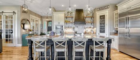 Mikrovågsugn, ugn, spishäll och diskmaskin