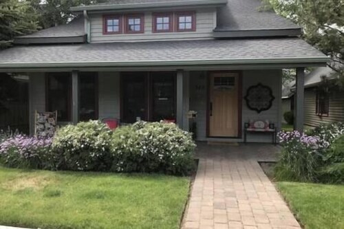 Cozy Sisters Cottage | Pool • Walk to Town • Dogs