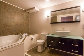 Combined shower/bathtub, jetted bath, hair dryer, towels - 2 Bdrm Condo, A/C, Pool / Hot Tub (Snowshoe)