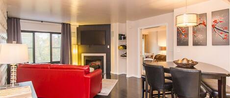 TV connectée, cheminée, jeux vidéo, lecteur de DVD