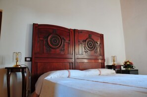 Habitación cuádruple | Ropa de cama de alta calidad, minibar, escritorio y cunas gratuitas 