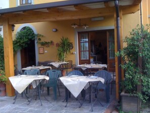 Outdoor dining - Il Casale di Nanni (Lucca)