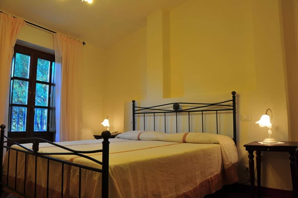 Habitación doble | Ropa de cama de alta calidad, minibar, escritorio y cunas gratuitas