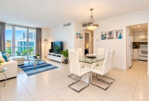 Un apartamento moderno con comedor, sala de estar y cocina.