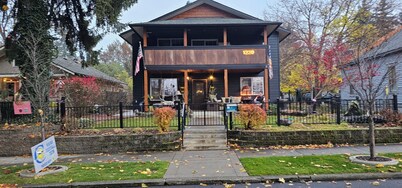 Downtown CDA Studio Apartment. Walk to almost everything! 