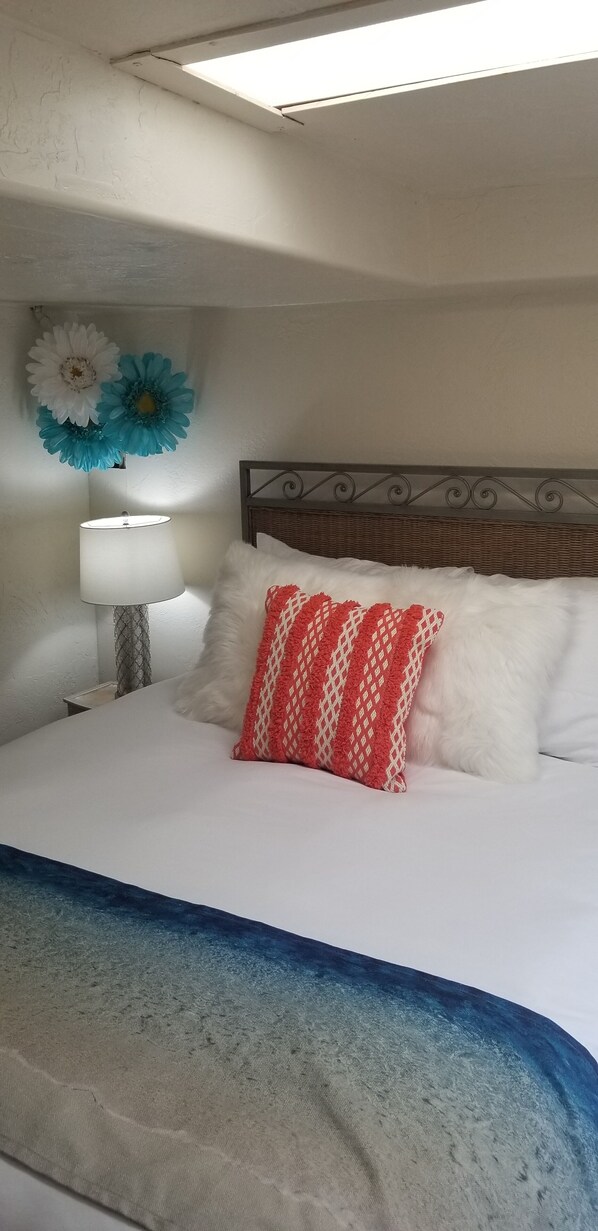 Iron/ironing board, free WiFi, bed sheets - Downtown CDA Studio Apartment. Walk to almost everything! (Coeur d'Alene)
