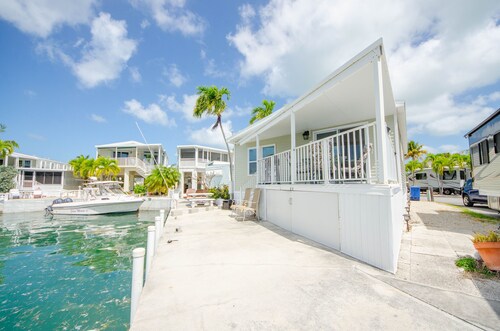 $$ SAVE BIG $$$ MARCH! WATERFRONT 4 BIKES & 2-2 PERSON KAYAKS. KING & QUEEN BEDS