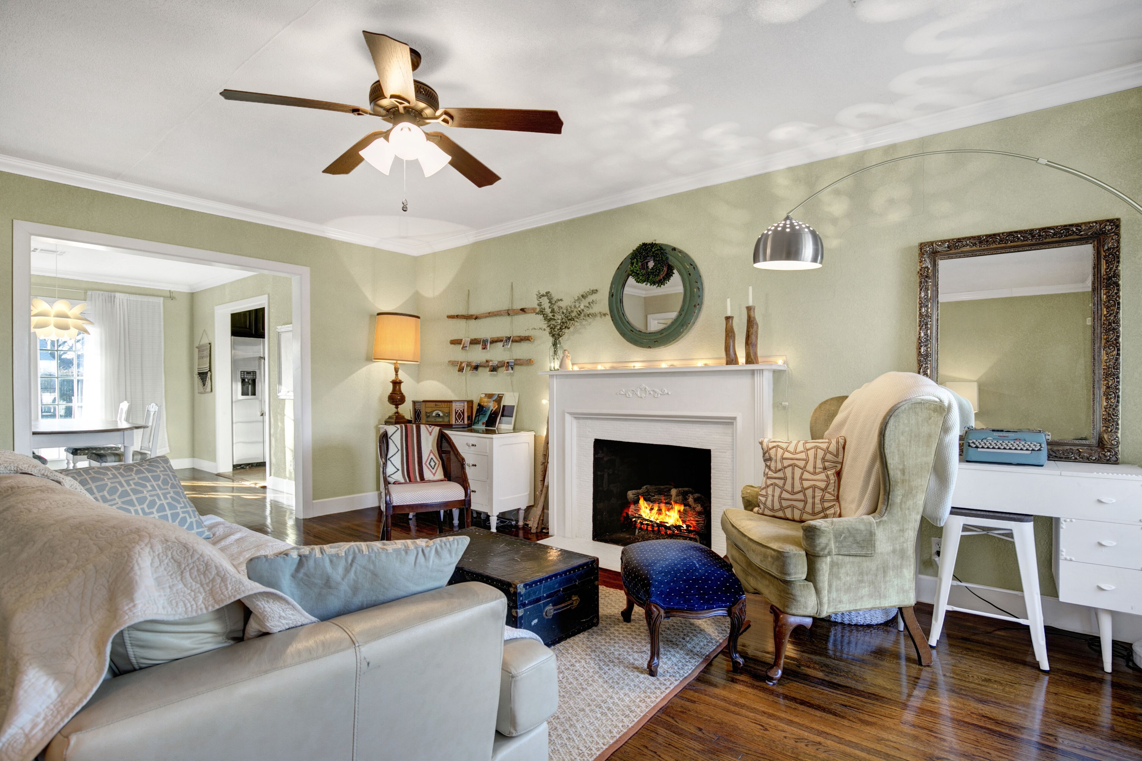 TV connectée, cheminée, livres, médiathèque