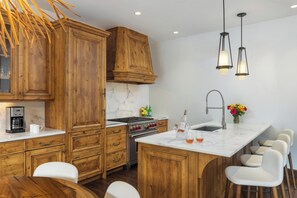 Geladeira, micro-ondas, fogão, cooktop