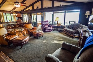 Smart-TV, peis, DVD-spiller og bøker