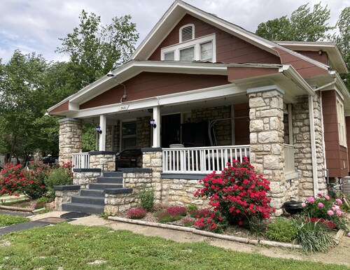 2Bed/1Bath ~ First Floor House, 7 min. Downtown 