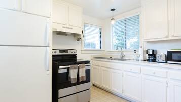 Kylskåp, mikrovågsugn, ugn och spishäll