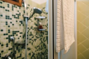 Bathroom shower - Hotel Nilde (Scanno)
