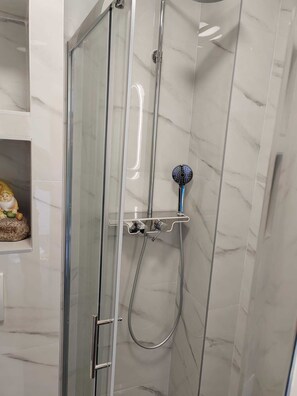 Ensemble douche/baignoire, sĂšche-cheveux, bidet, serviettes fournies