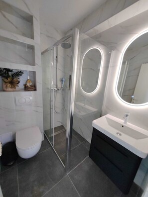 Ensemble baignoire-douche, séchoir à cheveux, bidet, serviettes fournies