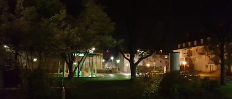 Basic-Doppelzimmer zur Einzelnutzung, Mehrere Betten, Raucher, Parkblick | Ausblick vom Zimmer