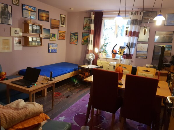 Habitación básica doble de uso individual, varias camas, para fumadores, vista al parque | Cortinas blackout, tabla de planchar con plancha y wifi gratis 