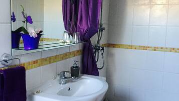 Duschwanne, Haartrockner, Handtücher