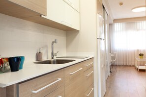 Solo | Coin cuisine privé | Réfrigérateur, micro-ondes, plaque de cuisson