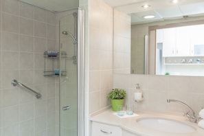 Superior Junior Suite | Bathroom | Shower, rainfall showerhead, hair dryer, towels