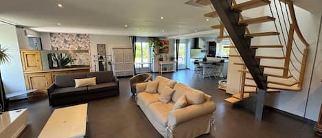 Télévision à écran plat de 80 cm avec chaînes par câble, télévision