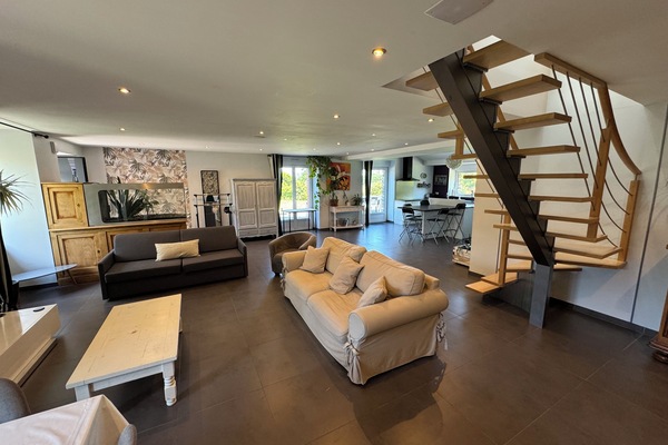 En 80-centimeters Flatskjerm-TV med kabel-kanaler samt TV