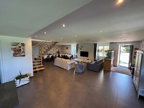 80-cm flat-screen TV with cable channels, TV - La Maison de Benjamin (La Chapelle-Saint-Aubert)